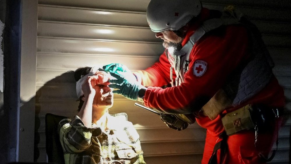 Um profissional de saúde trata um morador ferido em um abrigo no local de um ataque russo com mísseis e drones, em meio ao ataque da Rússia à Ucrânia, em Kiev, Ucrânia, em 24 de maio de 2026. REUTERS/Stringer