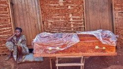 Uma mulher congolesa ao lado do caixão de um homem suspeito de ter morrido de Ebola