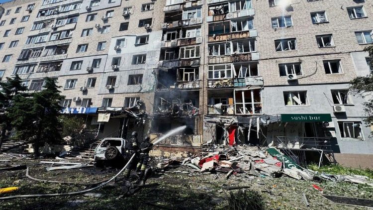 Equipes de resgate trabalham no local de um pr&eacute;dio de apartamentos atingido por um ataque de drone russo, em meio ao ataque da R&uacute;ssia &agrave; Ucr&acirc;nia, na cidade de Pavlohrad, regi&atilde;o de Dnipropetrovsk, Ucr&acirc;nia, nesta imagem divulgada em 25 de maio de 2026. Press service of the State Emergency Service of Ukraine in Dnipropetrovsk region/Handout via REUTERS