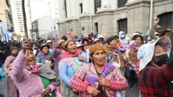 Massive Proteste fordern in La Paz den Rücktritt des bolivianischen Präsidenten Rodrigo Paz, der seit sechs Monaten im Amt ist 