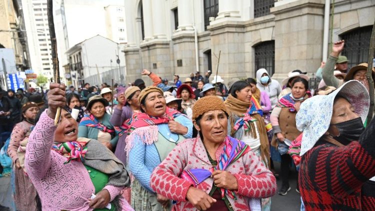 Massive Proteste fordern in La Paz den Rücktritt des bolivianischen Präsidenten Rodrigo Paz, der seit sechs Monaten im Amt ist 