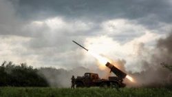 Militares da 148ª Brigada de Artilharia Independente de Zhytomyr das Forças Armadas da Ucrânia disparam com um sistema de lançamento múltiplo de foguetes BM-21 Grad contra tropas russas