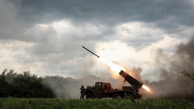 Militares da 148ª Brigada de Artilharia Independente de Zhytomyr das Forças Armadas da Ucrânia disparam com um sistema de lançamento múltiplo de foguetes BM-21 Grad contra tropas russas