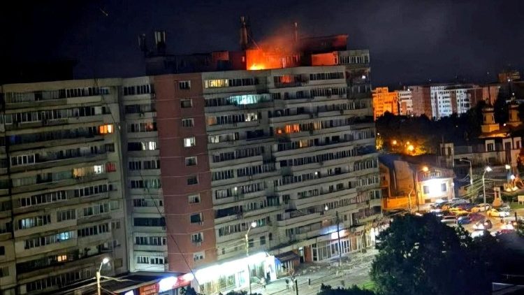L'edificio a Galati, in Romania, colpito da un drone russo 