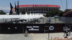 Familien von vermissten Personen hängen im Vorfeld der Fußball-Weltmeisterschaften 2026 beim Ciudad de Mexico Stadium Flugblätter auf 