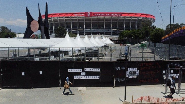 Familien von vermissten Personen hängen im Vorfeld der Fußball-Weltmeisterschaften 2026 beim Ciudad de Mexico Stadium Flugblätter auf 