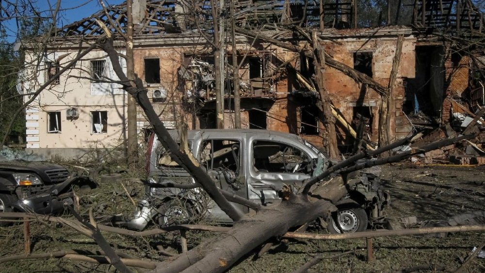 Local de um ataque russo com drones e mísseis, em meio à ofensiva da Rússia contra a Ucrânia, em Dnipro, Ucrânia, 2 de junho de 2026. REUTERS/Stringer
