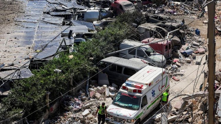 Uma ambulância perto de um estacionamento em frente ao Hospital Jabal Amel, que foi danificado por um ataque israelense na segunda-feira, em Tiro, Líbano, 2 de junho de 2026. REUTERS/Aziz Taher
