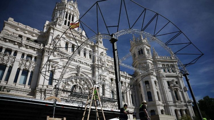 Oper&aacute;rios preparam um palco na Plaza de Cibeles para a visita do Papa Le&atilde;o XIV em Madrid, Espanha. REUTERS/Kacper Pempel