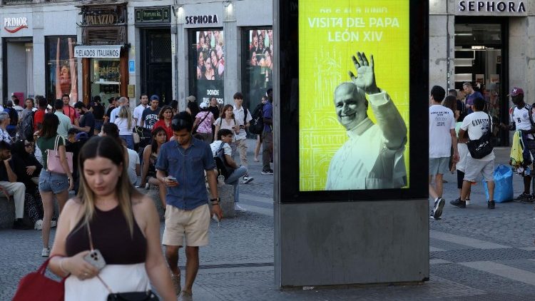 Il volto del Papa per le strade di Madrid