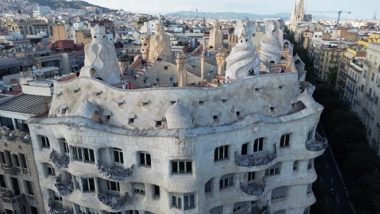 Vista a&eacute;rea da Casa Mil&agrave;, projetada pelo arquiteto catal&atilde;o Antoni Gaud&iacute;, antes da visita do Papa Le&atilde;o XIV, em Barcelona, ​​Espanha, 2 de junho de 2026. REUTERS/Guillermo Martinez