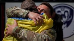 Ukrainische Kriegsgefangene kehren nach einem Gefangenenaustausch nach Hause zurück
