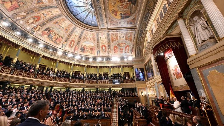 A spanyol parlament &uuml;l&eacute;sterm&eacute;nek mennyezeti &uuml;vegkupol&aacute;j&aacute;ra is utalt besz&eacute;d&eacute;ben Le&oacute; p&aacute;pa