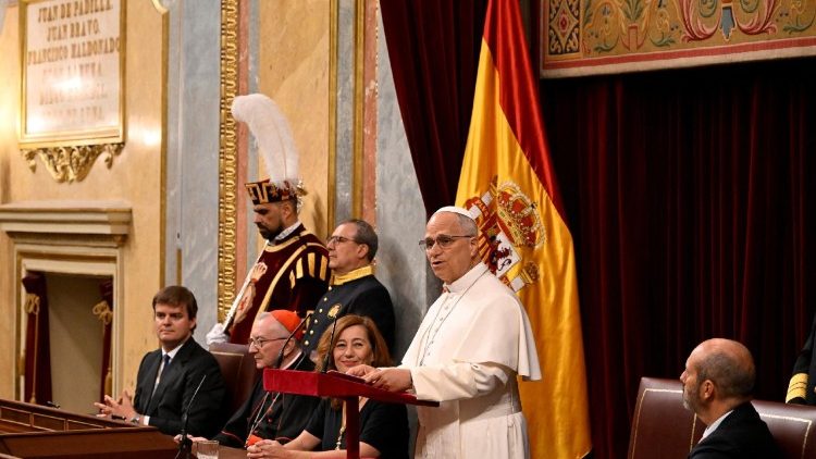 T&ouml;rt&eacute;nelmi pillanat: elősz&ouml;r l&aacute;togat p&aacute;pa a spanyol parlamentben