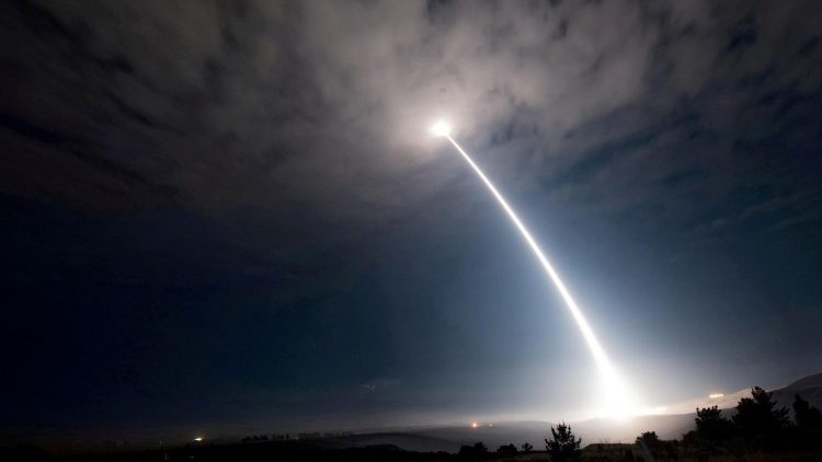 Un missile balistico intercontinentale Minuteman III lanciato dalla base aerea di Vandenberg 