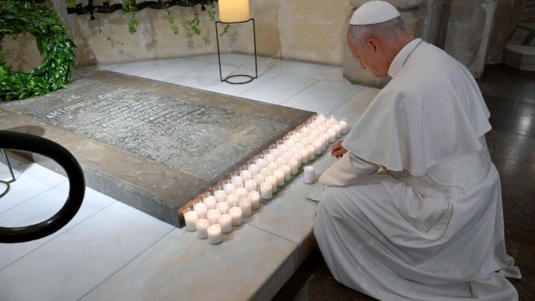 Le&oacute; p&aacute;pa Antoni Gaud&iacute; s&iacute;rj&aacute;n&aacute;l im&aacute;dkozik 