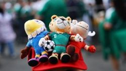 Un tifoso indossa un cappello con le mascotte della Coppa del Mondo FIFA 2026, fuori dallo stadio Azteca di Città del Messico, prima della partita di apertura dei Mondiali