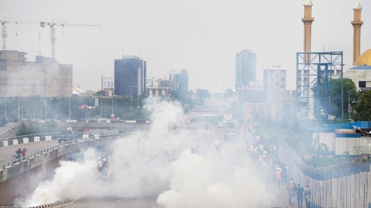 Hace unos días, se produjeron violentas protestas en Abuja, Nigeria, con motivo del Día de la Democracia, exigiendo medidas contra la inseguridad y el aumento del coste de la vida (Marvellous Durowaiye).