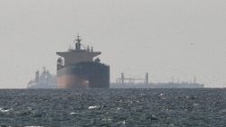 Un cargo in navigazione nel Golfo, vicino lo stretto di Hormuz