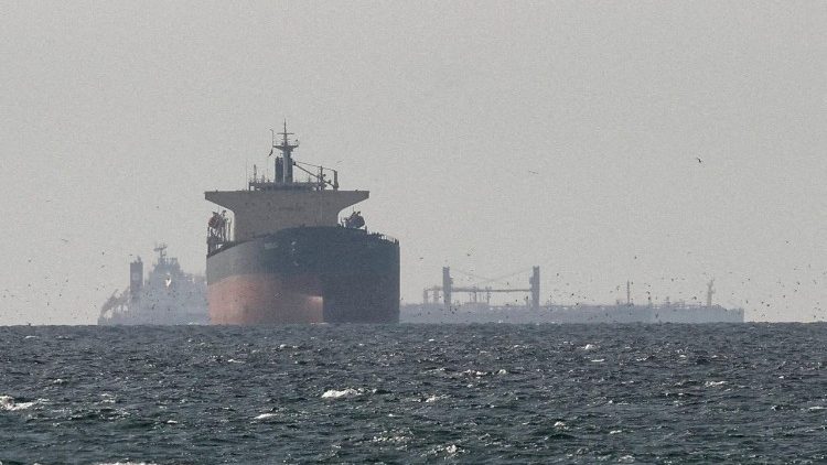Un cargo in navigazione nel Golfo, vicino lo stretto di Hormuz