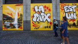 Graffiti sur des planches à Genève en vue du sommet d'Évian