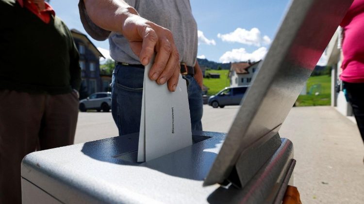 Alrededor del 59 por ciento de los votantes participaron en la consulta, una cifra superior al promedio de las recientes elecciones federales suizas.