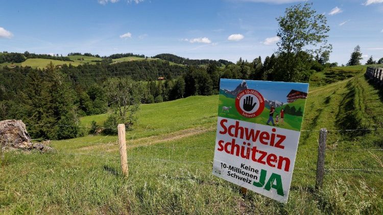 Schild auf weiter Flur: Werbung für ein "Ja" bei der Abstimmung im Vorfeld der Wahl