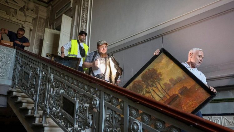 O prefeito de Kharkiv, Ihor Terekhov, e volunt&aacute;rios resgatam pinturas do Museu de Arte de Kharkiv, atingido por um ataque de drone russo, em meio ao ataque da R&uacute;ssia &agrave; Ucr&acirc;nia, em Kharkiv, Ucr&acirc;nia, 14 de junho de 2026. REUTERS/Vyacheslav Madiyevskyy