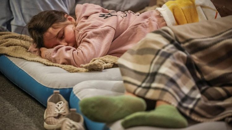 Uma menina dorme abrigada com outros moradores dentro de uma esta&ccedil;&atilde;o de metr&ocirc; durante um ataque russo com m&iacute;sseis e drones, em meio &agrave; ofensiva da R&uacute;ssia contra a Ucr&acirc;nia, em Kiev, Ucr&acirc;nia, em 15 de junho de 2026. REUTERS/Alina Smutko