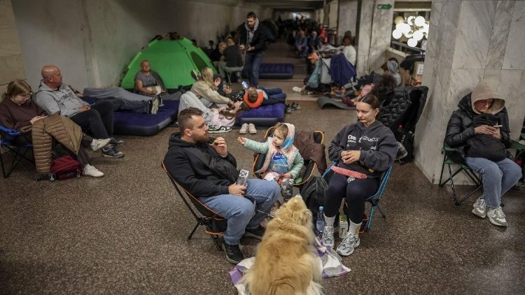 Moradores se abrigam dentro de uma esta&ccedil;&atilde;o de metr&ocirc; com seu filho e animal de estima&ccedil;&atilde;o durante um ataque russo com m&iacute;sseis e drones, em meio ao ataque da R&uacute;ssia &agrave; Ucr&acirc;nia, em Kiev, Ucr&acirc;nia, em 15 de junho de 2026. REUTERS/Alina Smutko
