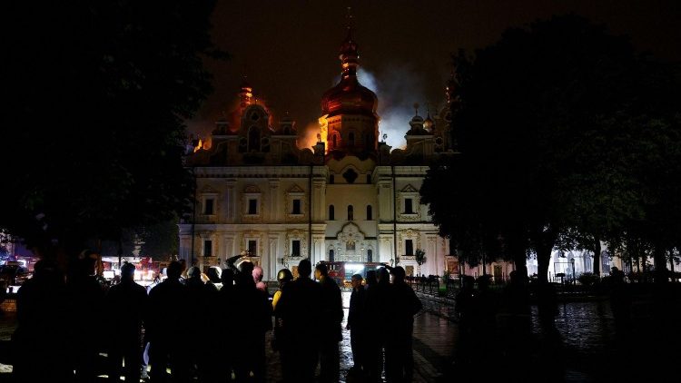 A Catedral da Dormi&ccedil;&atilde;o do Mosteiro das Cavernas de Kiev arde em chamas ap&oacute;s ser atingida por m&iacute;sseis e drones russos, em meio ao ataque da R&uacute;ssia &agrave; Ucr&acirc;nia, em Kiev, Ucr&acirc;nia, em 15 de junho de 2026. REUTERS/Valentyn Ogirenko