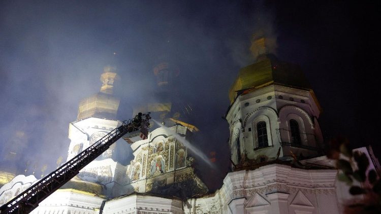 Um bombeiro trabalha para extinguir um inc&ecirc;ndio na Catedral da Dormi&ccedil;&atilde;o do Mosteiro das Cavernas de Kiev, ap&oacute;s o edif&iacute;cio ter sido atingido por m&iacute;sseis e drones russos, em meio ao ataque da R&uacute;ssia &agrave; Ucr&acirc;nia, em Kiev, Ucr&acirc;nia, em 15 de junho de 2026. REUTERS/Valentyn Ogirenko
