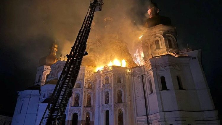 Otra imagen de la catedral atacada en Kyiv
