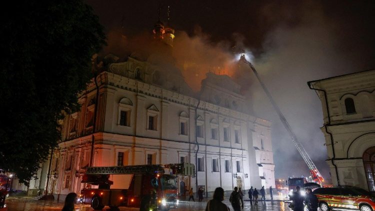 Bombeiros trabalham para extinguir um inc&ecirc;ndio na Catedral da Dormi&ccedil;&atilde;o do Mosteiro das Cavernas de Kiev, atingida por m&iacute;sseis e drones russos durante o ataque da R&uacute;ssia &agrave; Ucr&acirc;nia, em Kiev, Ucr&acirc;nia, em 15 de junho de 2026. REUTERS/Valentyn Ogirenko