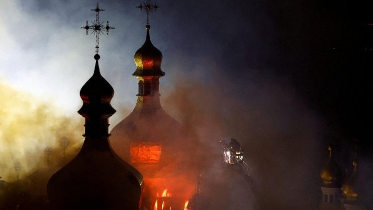 Bombeiros trabalham para extinguir um inc&ecirc;ndio na Catedral da Dormi&ccedil;&atilde;o do Mosteiro das Cavernas de Kiev, ap&oacute;s o edif&iacute;cio ter sido atingido por m&iacute;sseis e drones russos, em meio ao ataque da R&uacute;ssia &agrave; Ucr&acirc;nia, em Kiev, Ucr&acirc;nia, em 15 de junho de 2026. REUTERS/Valentyn Ogirenko TPX IMAGES OF THE DAY