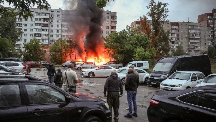 Moradores observam o local de um ataque com m&iacute;sseis e drones russos, em meio ao ataque da R&uacute;ssia &agrave; Ucr&acirc;nia, em Kiev, Ucr&acirc;nia, em 15 de junho de 2026. REUTERS/Alina Smutko
