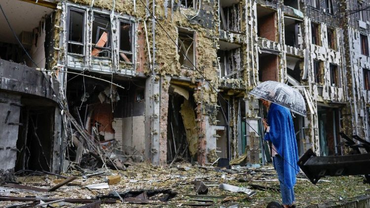 Um morador est&aacute; em frente a um pr&eacute;dio de apartamentos atingido por m&iacute;sseis e drones russos, em meio ao ataque da R&uacute;ssia &agrave; Ucr&acirc;nia, em Kiev, Ucr&acirc;nia, em 15 de junho de 2026. REUTERS/Valentyn Ogirenko