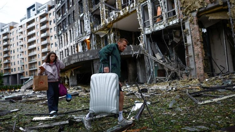 Moradores carregam seus pertences em frente a um pr&eacute;dio de apartamentos atingido por m&iacute;sseis e drones russos, em meio ao ataque da R&uacute;ssia &agrave; Ucr&acirc;nia, em Kiev, Ucr&acirc;nia, em 15 de junho de 2026. REUTERS/Valentyn Ogirenko