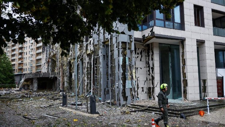Um socorrista caminha em frente a um pr&eacute;dio de apartamentos atingido por m&iacute;sseis e drones russos, em meio ao ataque da R&uacute;ssia &agrave; Ucr&acirc;nia, em Kiev, Ucr&acirc;nia, em 15 de junho de 2026. REUTERS/Valentyn Ogirenko