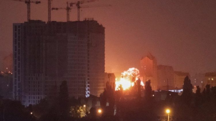 Uma explos&atilde;o ilumina o c&eacute;u sobre a cidade durante um ataque russo com m&iacute;sseis e drones, em meio ao ataque da R&uacute;ssia &agrave; Ucr&acirc;nia, em Kiev, Ucr&acirc;nia, em 15 de junho de 2026. REUTERS/Vladyslav Sodel