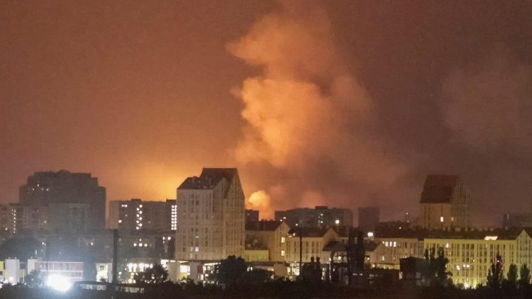 Uma explos&atilde;o ilumina o c&eacute;u sobre a cidade durante um ataque russo com m&iacute;sseis e drones, em meio ao ataque da R&uacute;ssia &agrave; Ucr&acirc;nia, em Kiev, Ucr&acirc;nia, em 15 de junho de 2026. REUTERS/Vladyslav Sodel