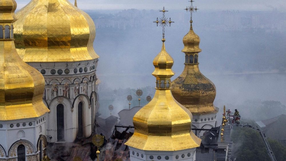 Equipes de emergência combatem um incêndio no telhado da Catedral da Dormição do Mosteiro das Cavernas de Kiev, após o edifício ter sido atingido por mísseis e drones russos, em meio ao ataque da Rússia à Ucrânia, em Kiev, Ucrânia, em 15 de junho de 2026. REUTERS/Thomas Peter