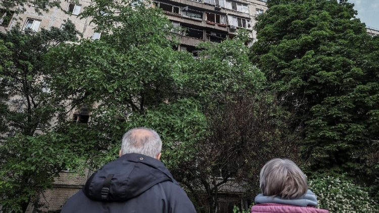 Moradores observam um pr&eacute;dio de apartamentos danificado em um local atingido por m&iacute;sseis e drones russos, em meio ao ataque da R&uacute;ssia &agrave; Ucr&acirc;nia, em Kiev, Ucr&acirc;nia, em 15 de junho de 2026. REUTERS/Alina Smutko