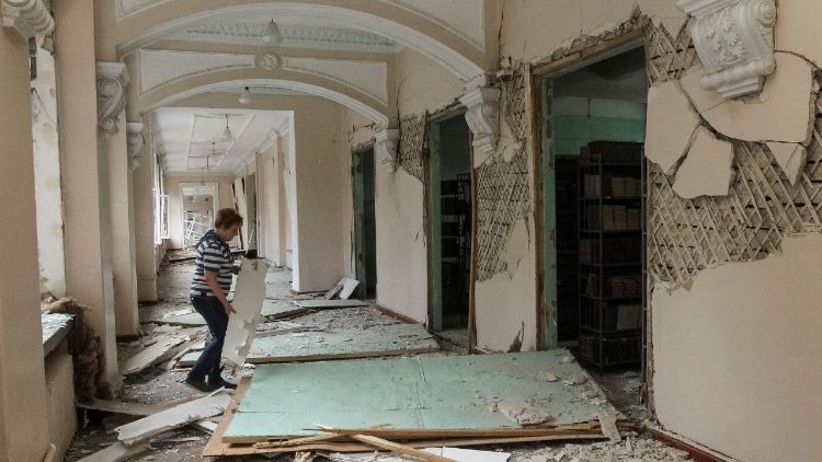 Um funcion&aacute;rio est&aacute; em p&eacute; na escola industrial atingida por um ataque de m&iacute;ssil russo, em meio ao ataque da R&uacute;ssia &agrave; Ucr&acirc;nia, em Dnipro, Ucr&acirc;nia, em 15 de junho de 2026. REUTERS/Stringer