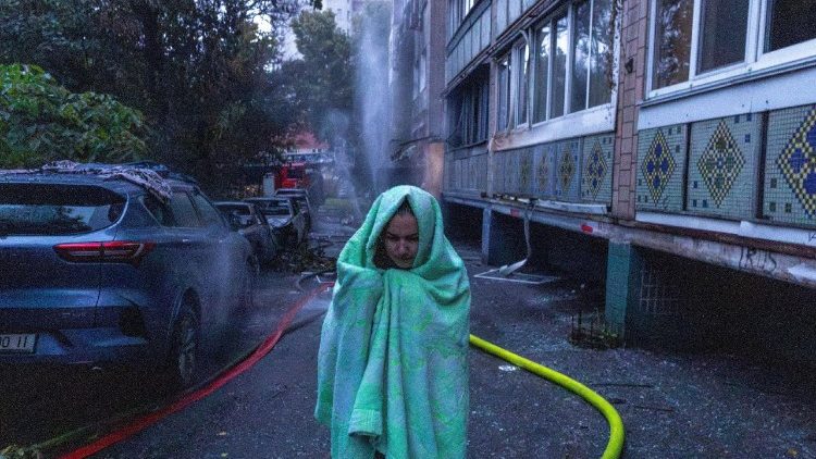 Uma mulher sai de um pr&eacute;dio de apartamentos atingido por m&iacute;sseis e drones russos, em meio ao ataque da R&uacute;ssia &agrave; Ucr&acirc;nia, em Kiev, Ucr&acirc;nia, em 15 de junho de 2026. REUTERS/Thomas Peter