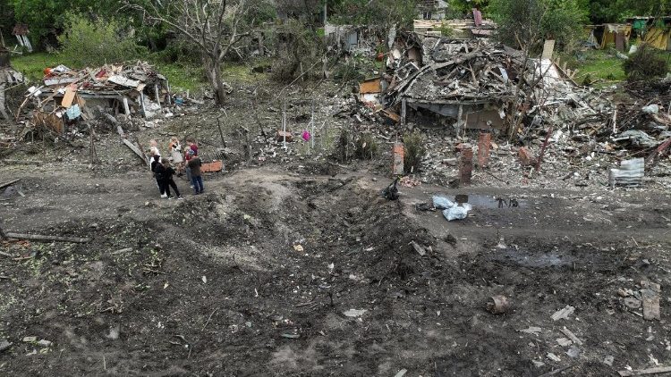 Imagens de drone mostram casas em uma &aacute;rea residencial danificadas durante ataques com m&iacute;sseis e drones russos, em meio ao ataque da R&uacute;ssia &agrave; Ucr&acirc;nia, em Kiev, Ucr&acirc;nia, em 15 de junho de 2026. REUTERS/Valentyn Ogirenko