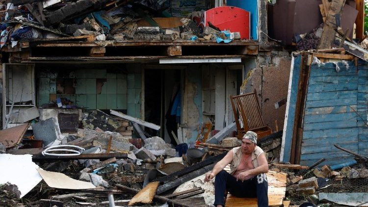 O morador Vasyl senta-se e fuma em frente &agrave; sua casa, que foi danificada durante ataques com m&iacute;sseis e drones russos, em meio ao ataque da R&uacute;ssia &agrave; Ucr&acirc;nia, em Kiev, Ucr&acirc;nia, em 15 de junho de 2026. REUTERS/Valentyn Ogirenko]