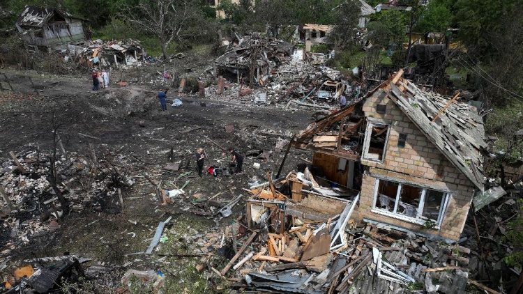 Imagens de drone mostram casas em uma &aacute;rea residencial danificadas durante ataques com m&iacute;sseis e drones russos, em meio ao ataque da R&uacute;ssia &agrave; Ucr&acirc;nia, em Kiev, Ucr&acirc;nia, em 15 de junho de 2026. REUTERS/Valentyn Ogirenko
