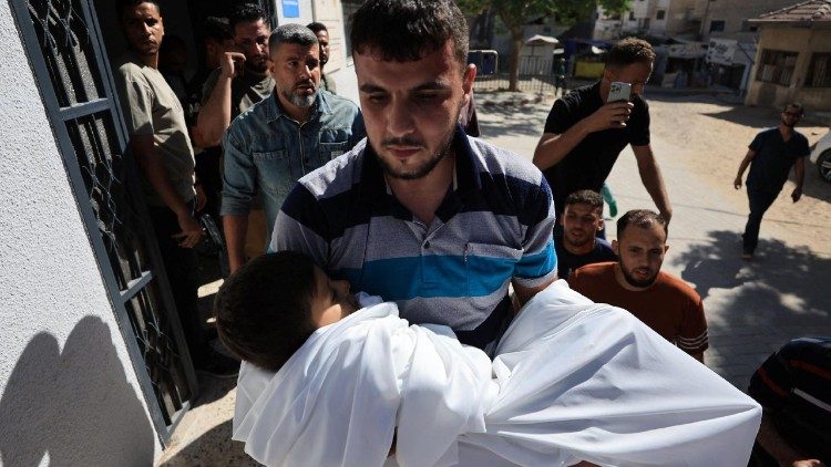 Gaza City, un bambino palestinese colpito nei raid israeliani