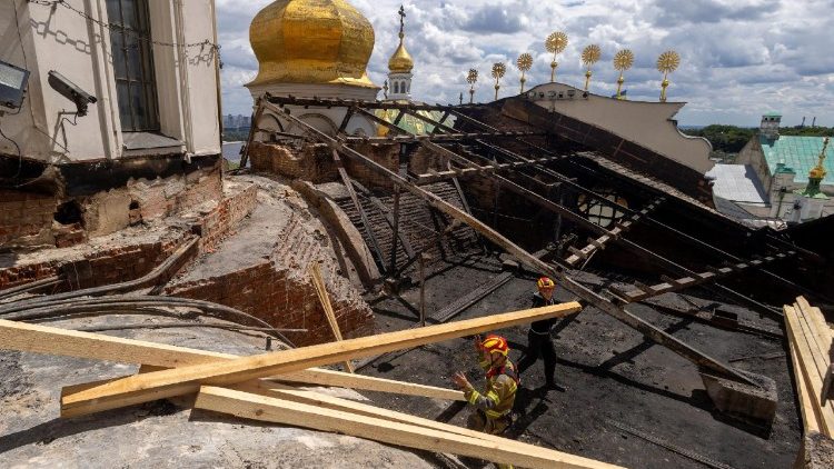 Oper&aacute;rios reparam o telhado da Catedral da Dormi&ccedil;&atilde;o do Mosteiro das Cavernas de Kiev, ap&oacute;s ter sido atingido durante os ataques russos com m&iacute;sseis e drones de ontem, em meio ao ataque da R&uacute;ssia &agrave; Ucr&acirc;nia, em Kiev, Ucr&acirc;nia, 16 de junho de 2026. REUTERS/Thomas Peter